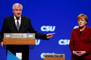 Bavarian Prime Minister and head of the Christian Social Union (CSU) Horst Seehofer welcomes German Chancellor Angela Merkel to the Christian Social Union (CSU) party congress in Munich, Germany November 20, 2015.         REUTERS/Michael Dalder